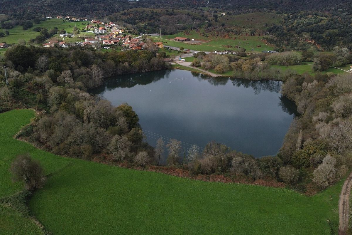 El lago del Acebo, junto a la entrada este del parque